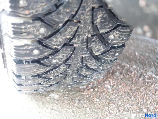 Punainen Volkswagen Passat 2000, yksityiskohta, kuva 35