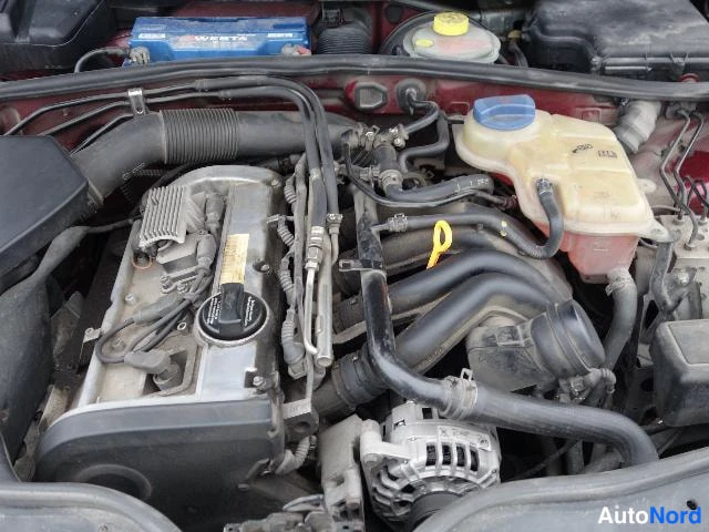 Punainen Volkswagen Passat 2000, moottoritila, kuva 29