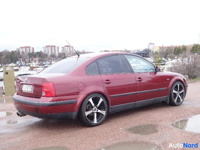 Punainen Volkswagen Passat 2000, takaviisto, kuva 12