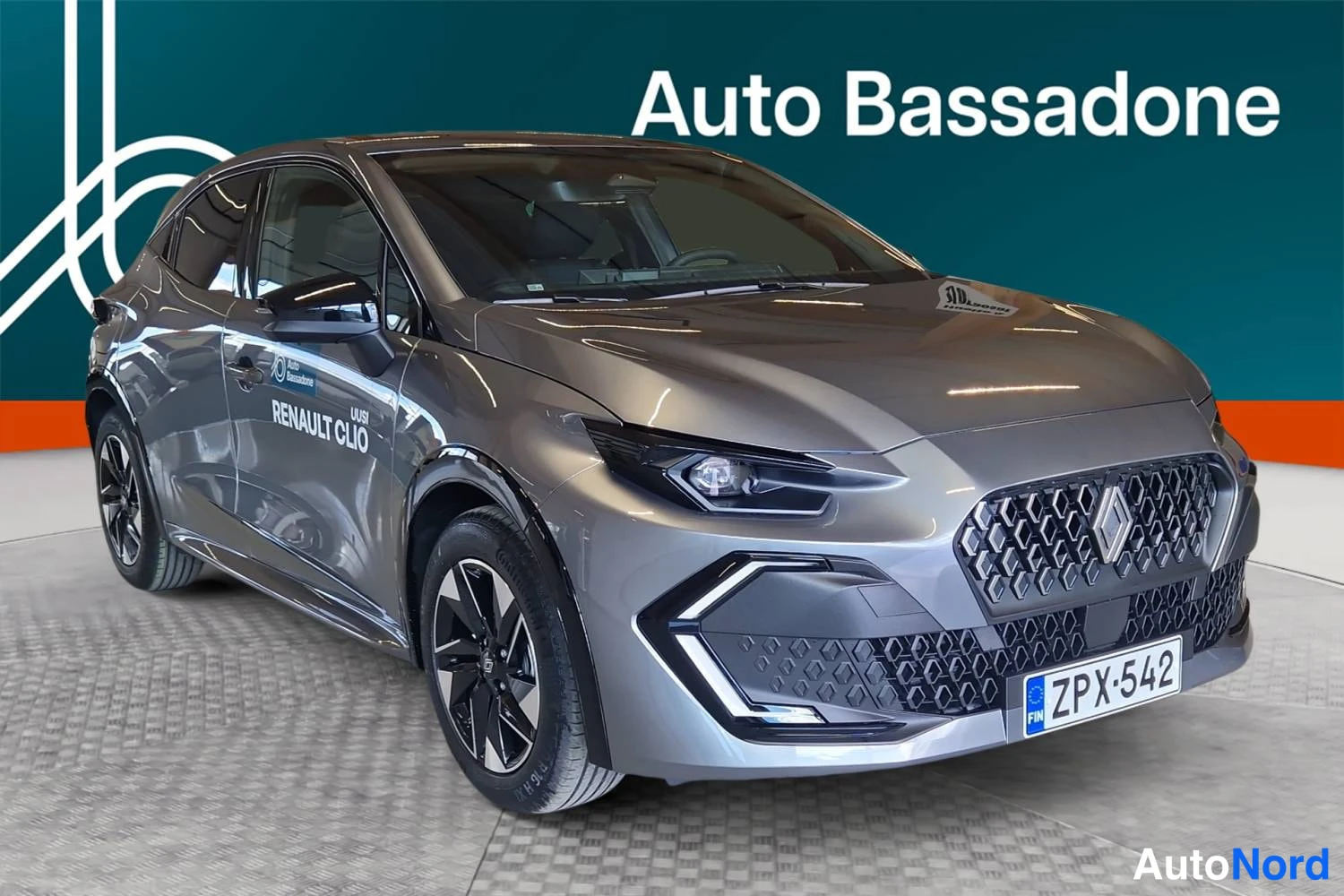 Harmaa Renault Clio 2026, etuviisto, keula oikealle, kuva 3