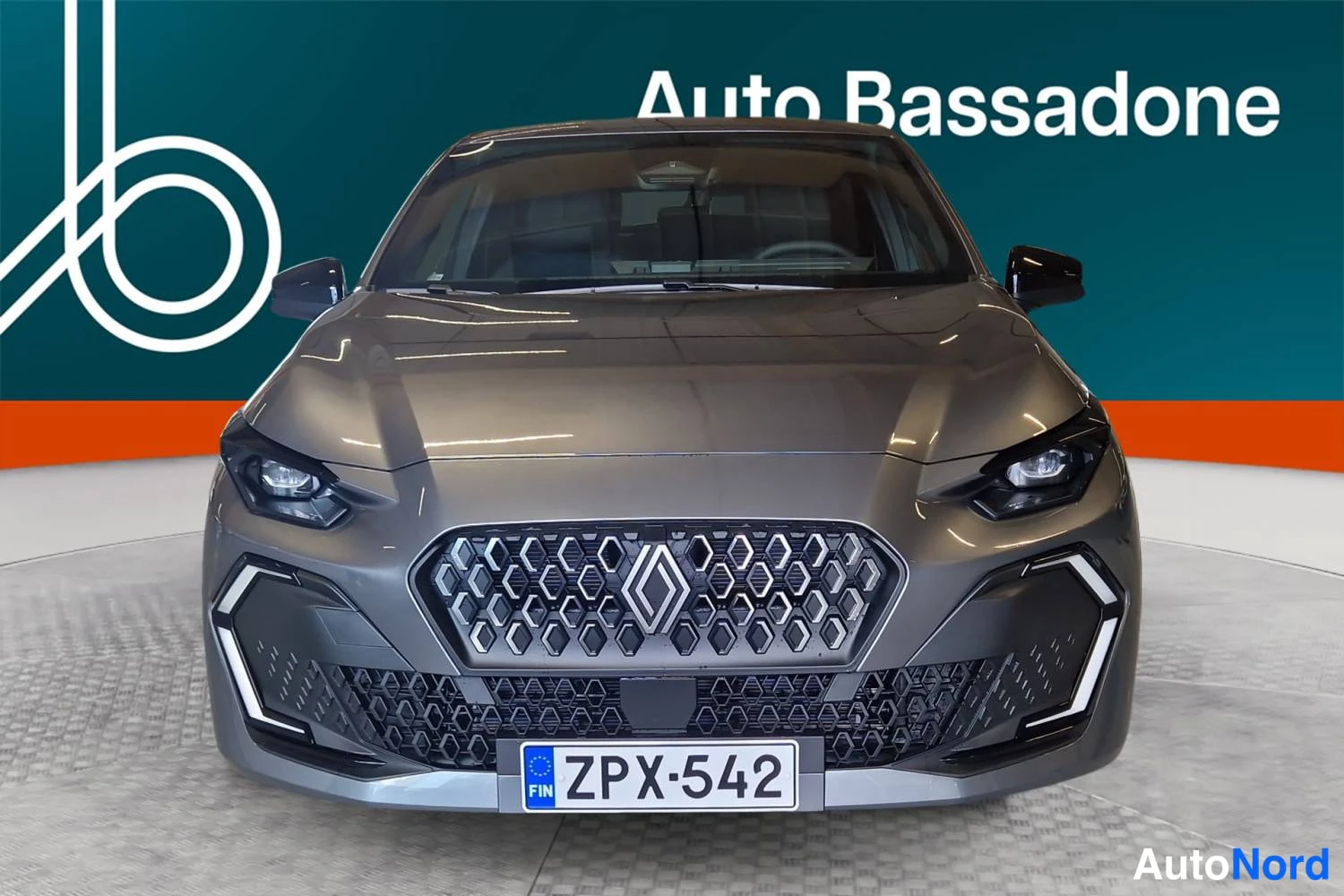 Harmaa Renault Clio 2026, edestä, kuva 4