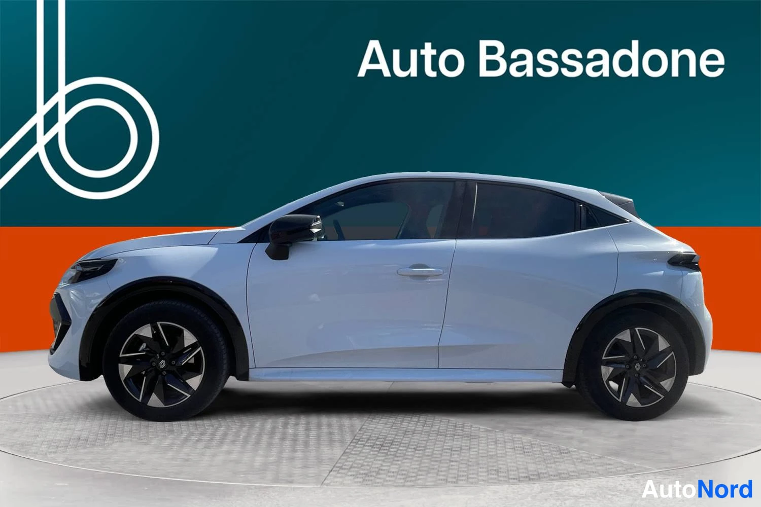 Valkoinen Renault Clio 2026, sivulta, kuva 4