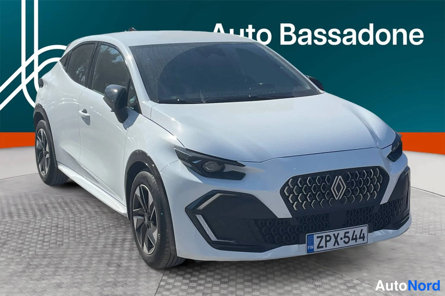 Valkoinen Renault Clio 2026, etuviisto, keula oikealle, kuva 2