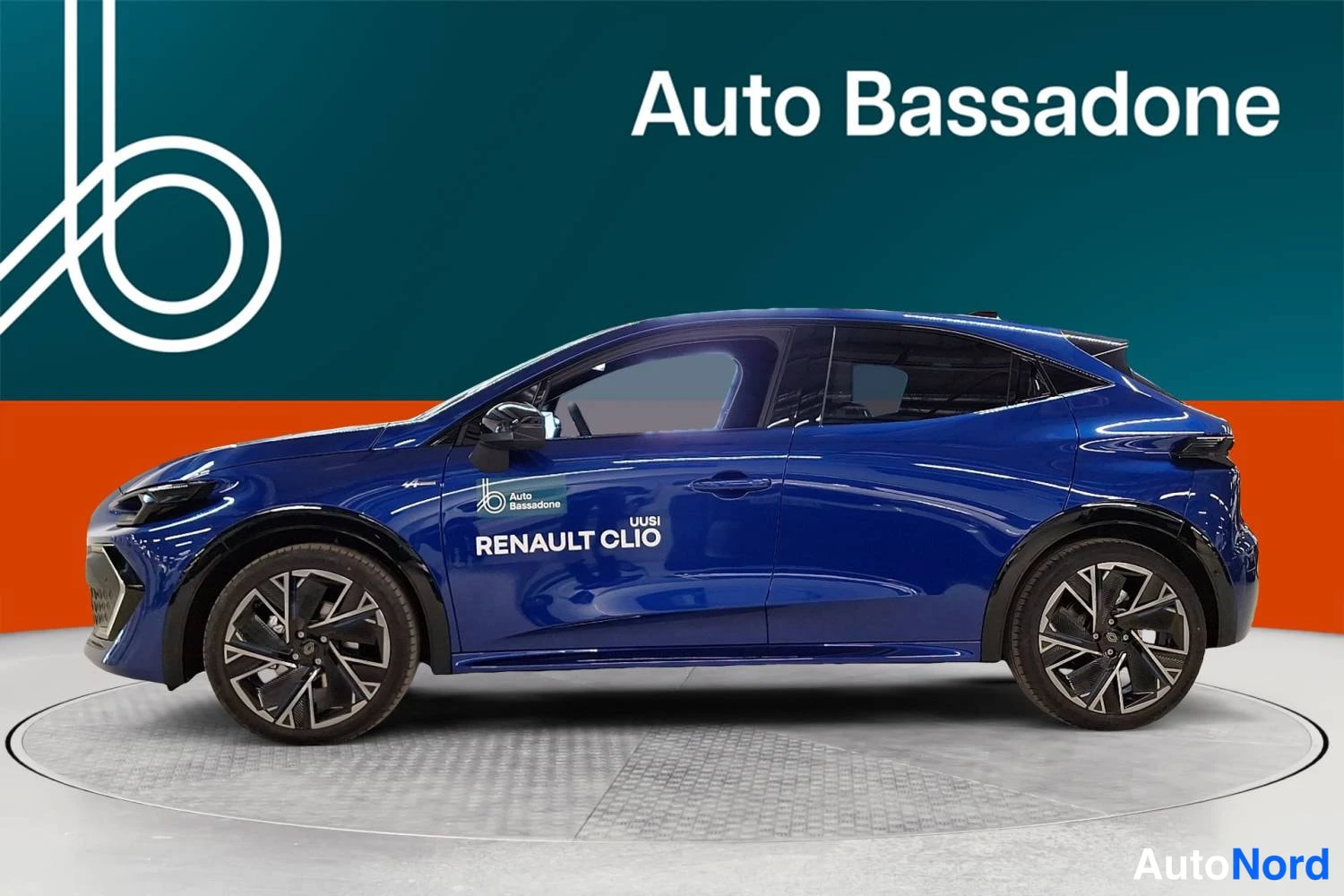 Sininen Renault Clio 2026, etuviisto, keula vasemmalle, kuva 2