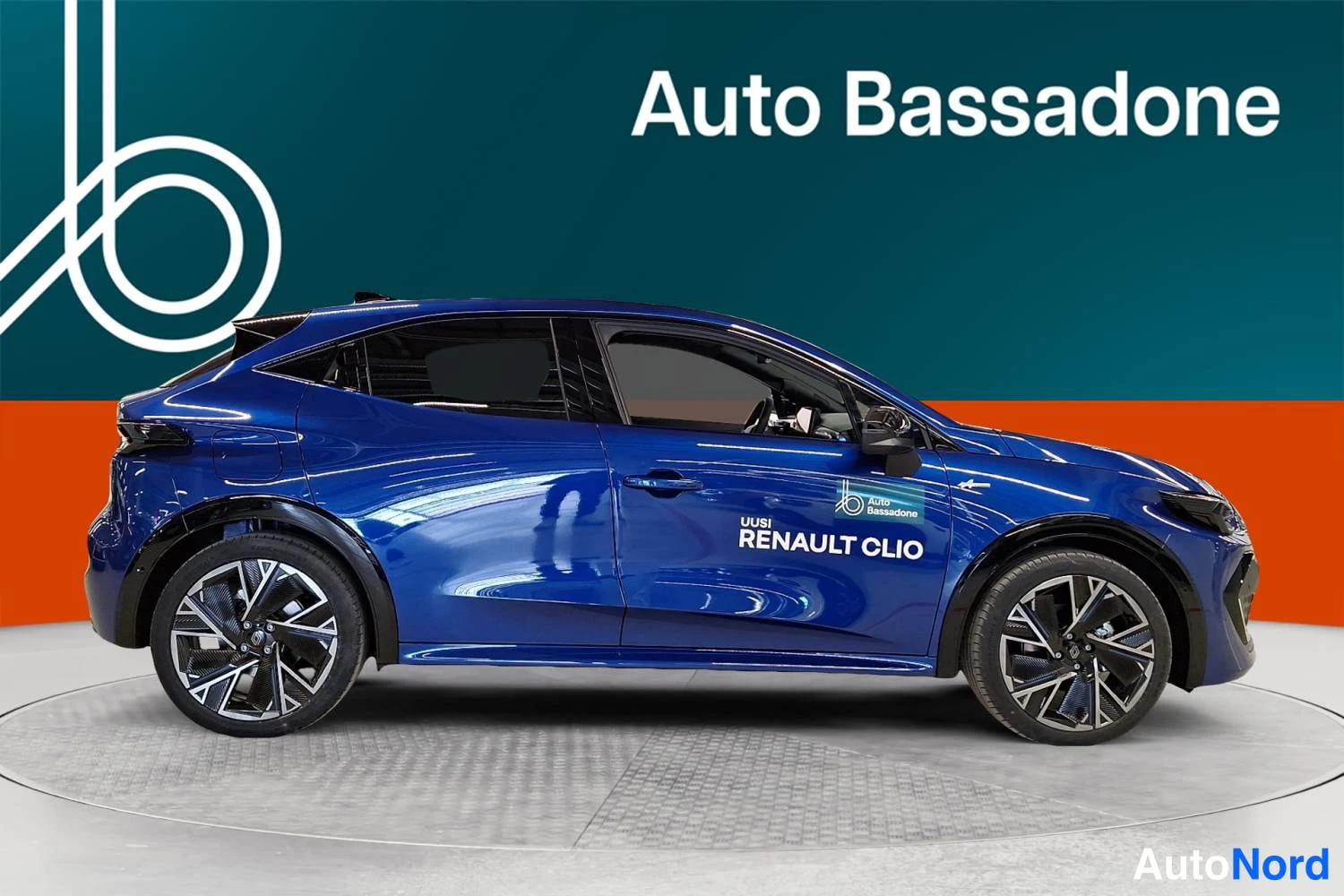 Sininen Renault Clio 2026, etuviisto, keula oikealle, kuva 3