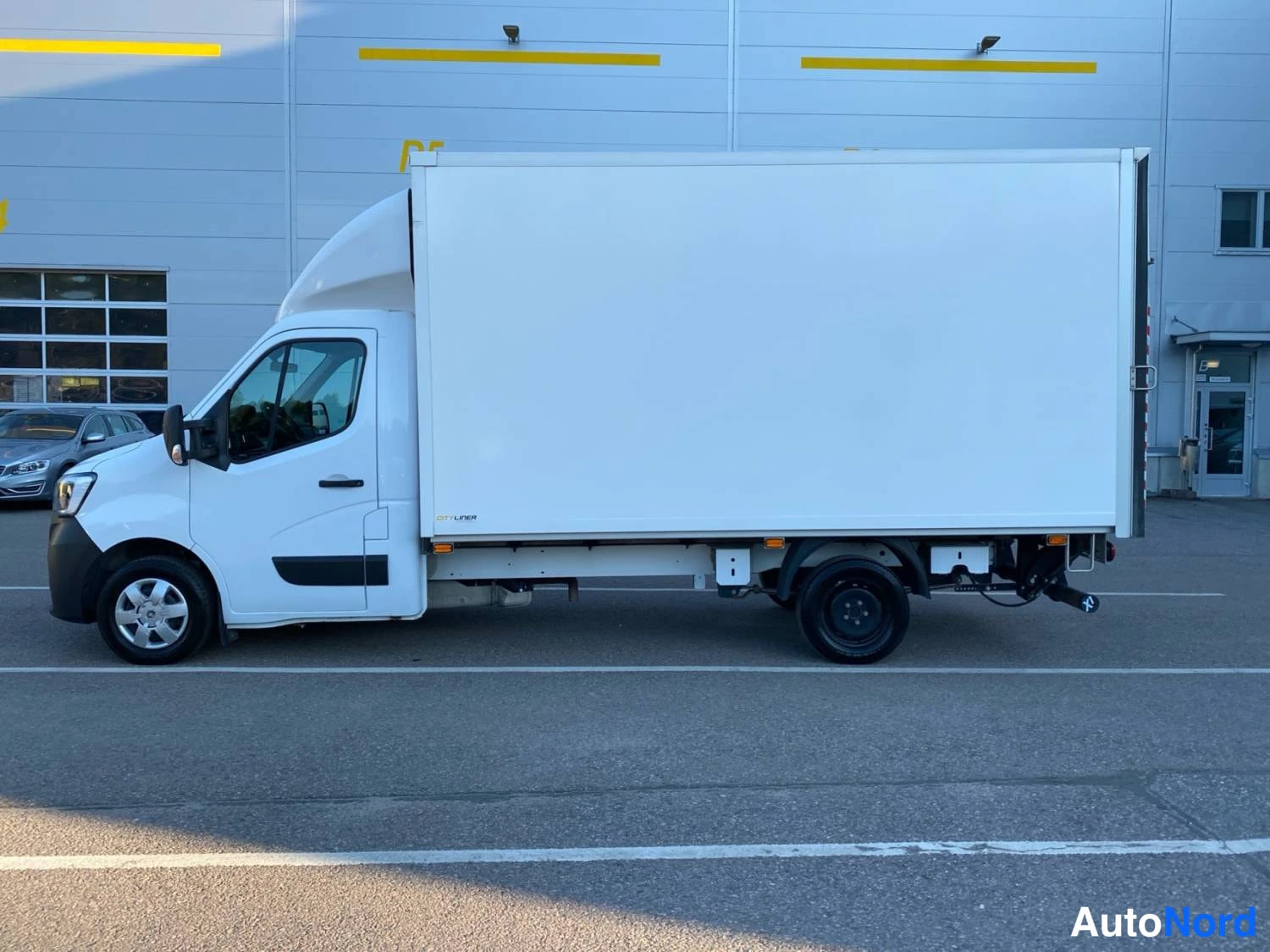 Valkoinen Renault Master 2023, sivulta, kuva 5