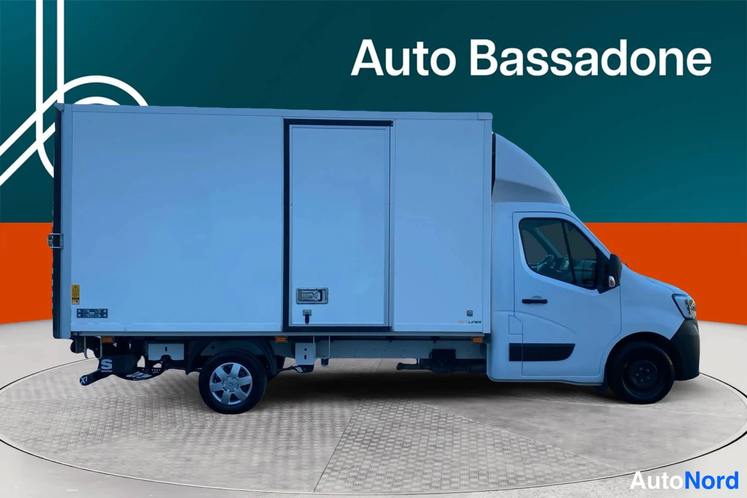Valkoinen Renault Master 2023, sivulta, kuva 6