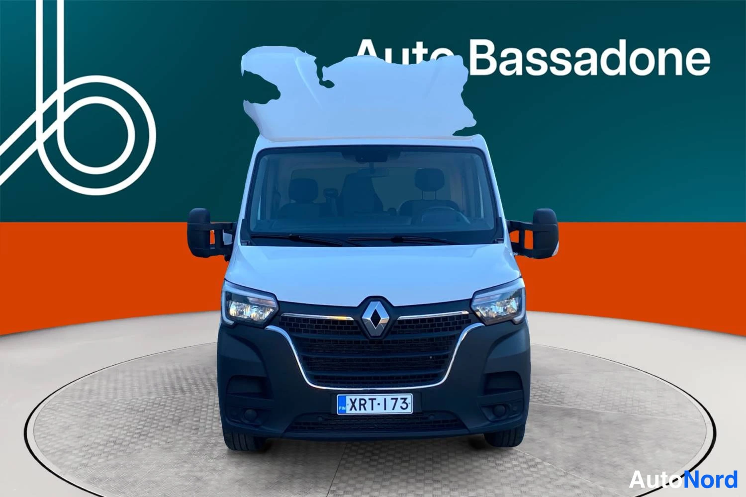 Valkoinen Renault Master 2023, edestä, kuva 4