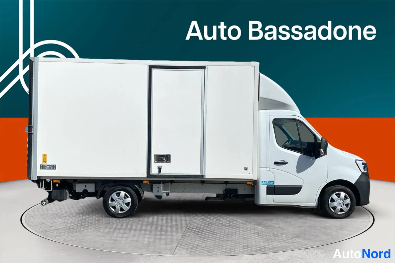 Valkoinen Renault Master 2023, sivulta, kuva 4