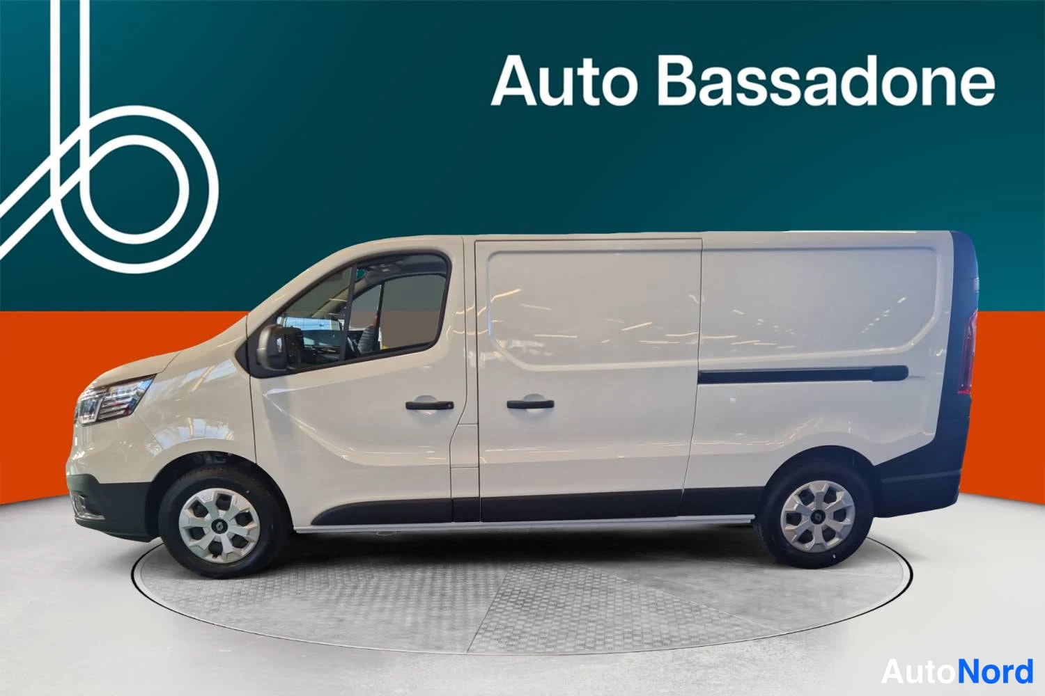 Valkoinen Renault Trafic 2026, etuviisto, keula vasemmalle, kuva 2