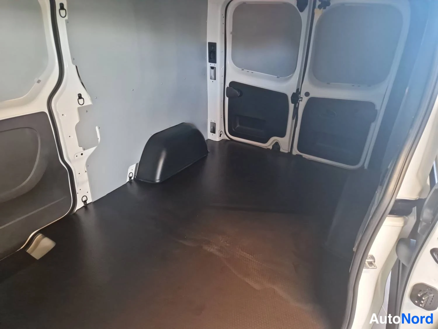 Valkoinen Renault Trafic 2026, kuva 11
