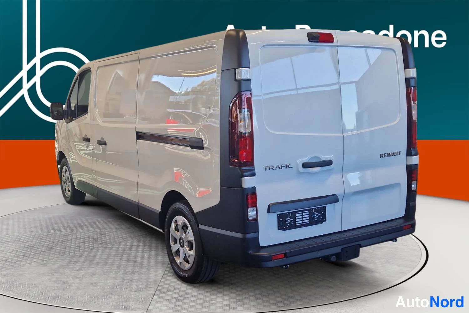 Valkoinen Renault Trafic 2026, takaviisto, kuva 6