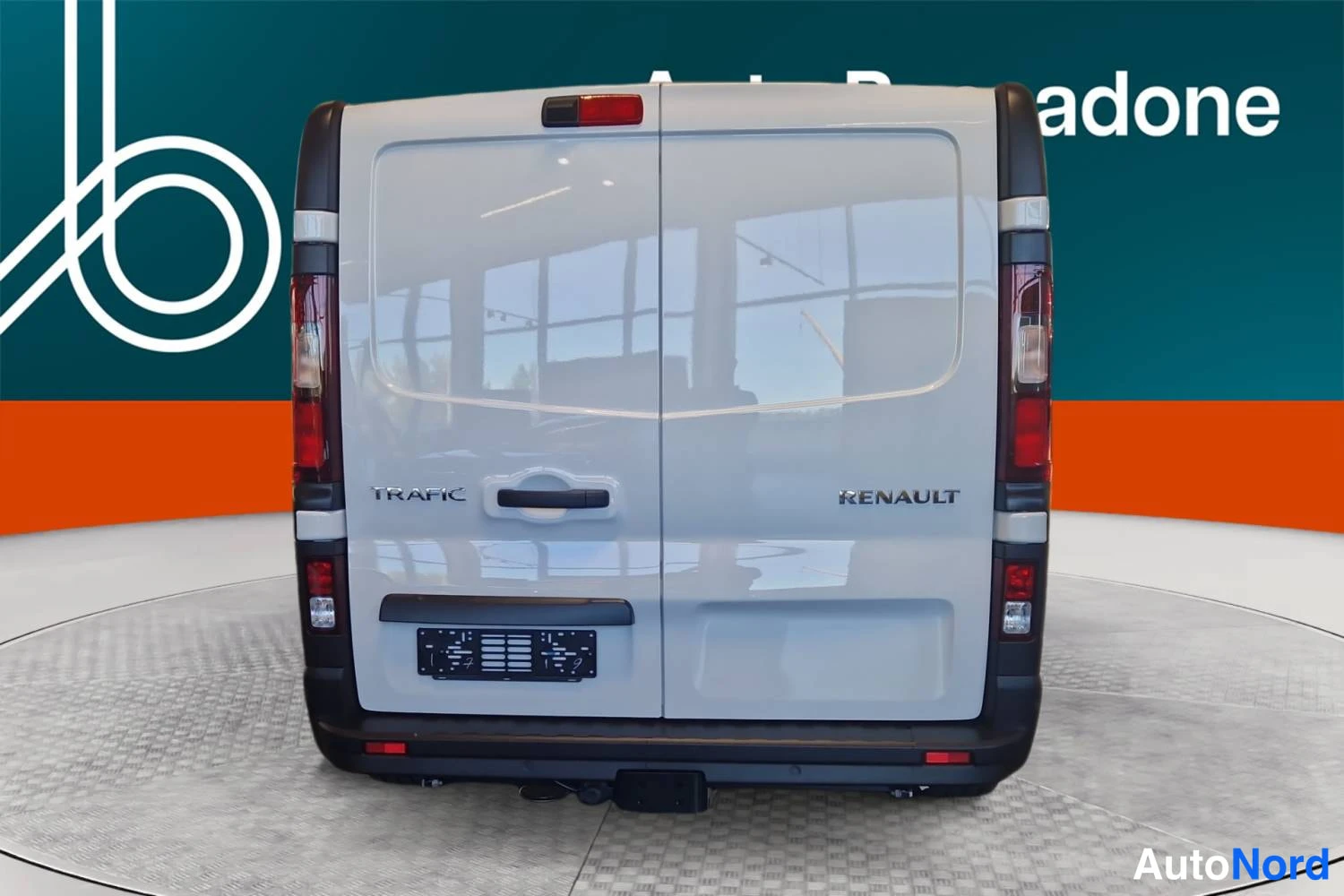 Valkoinen Renault Trafic 2026, takaa, kuva 7