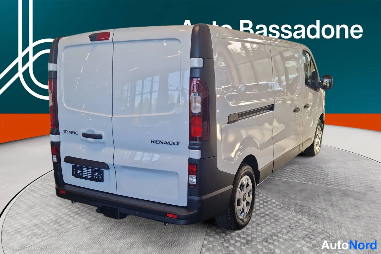 Valkoinen Renault Trafic 2026, takaviisto, kuva 5