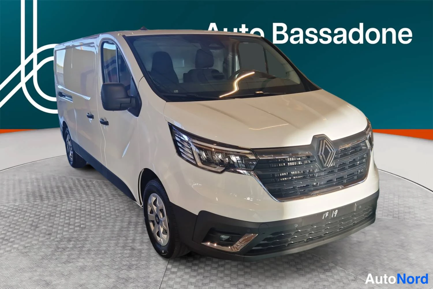 Valkoinen Renault Trafic 2026, etuviisto, keula oikealle, kuva 3