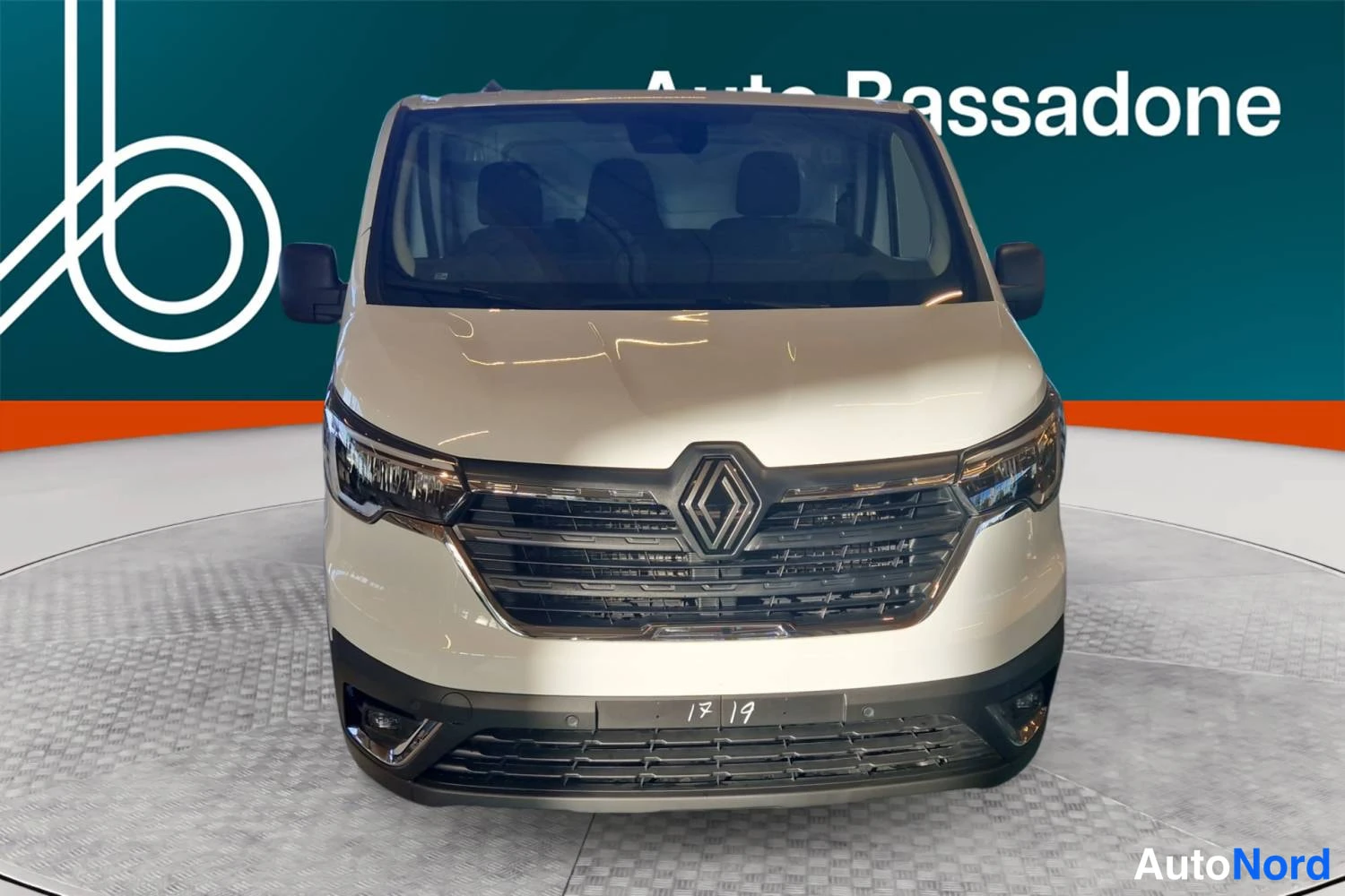 Valkoinen Renault Trafic 2026, edestä, kuva 4