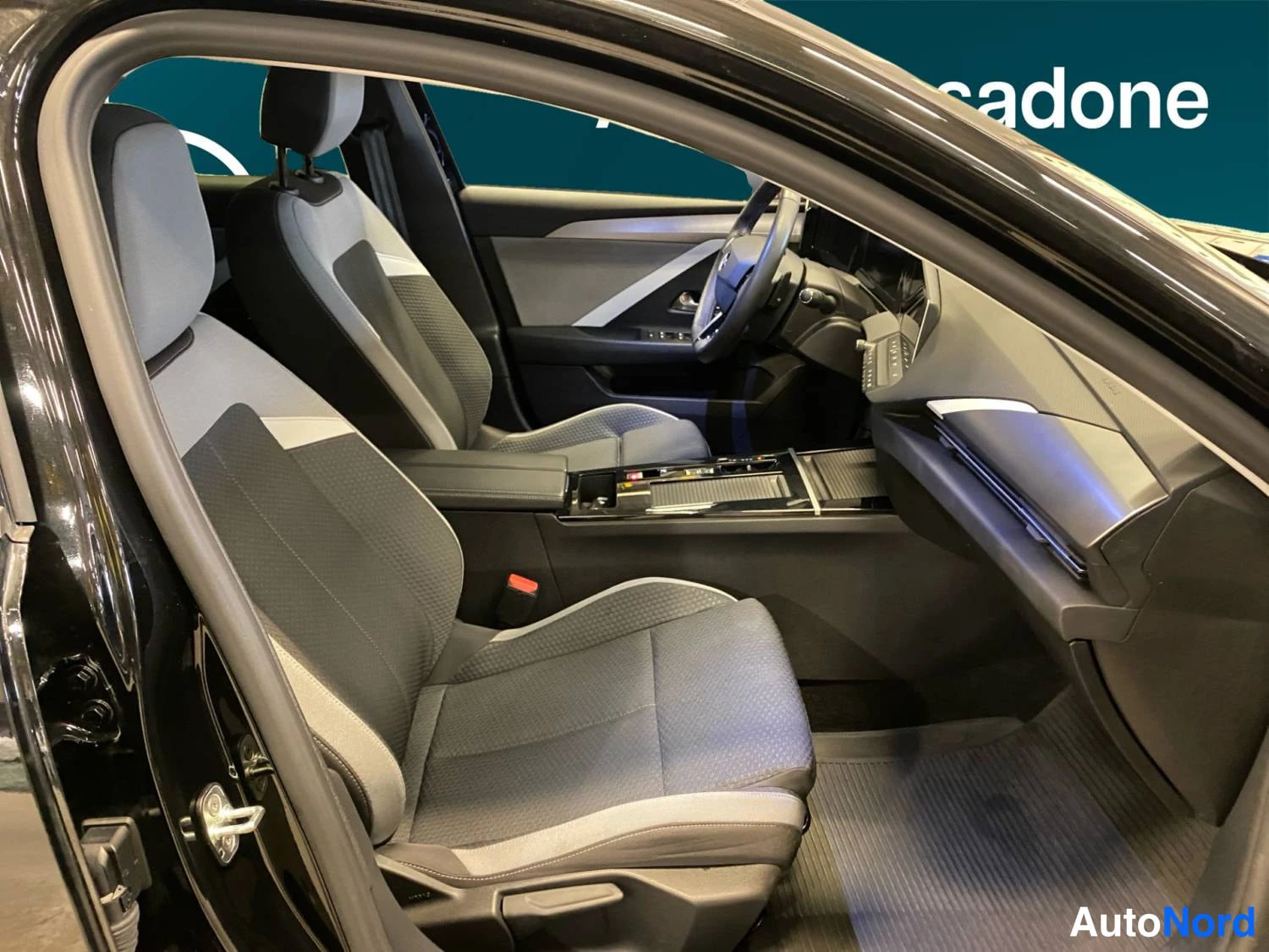Musta Opel Astra Sports Tourer 2024, kuva 16