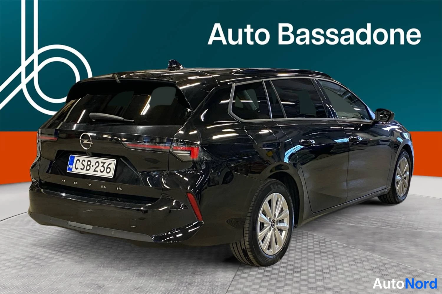 Musta Opel Astra Sports Tourer 2024, takaviisto, kuva 7