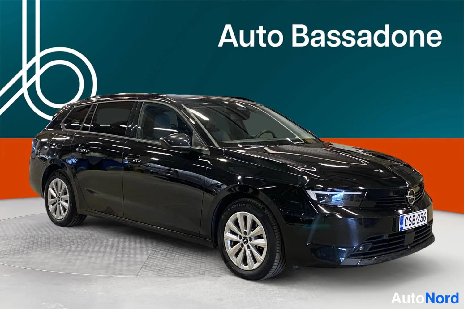 Musta Opel Astra Sports Tourer 2024, etuviisto, keula oikealle, kuva 2