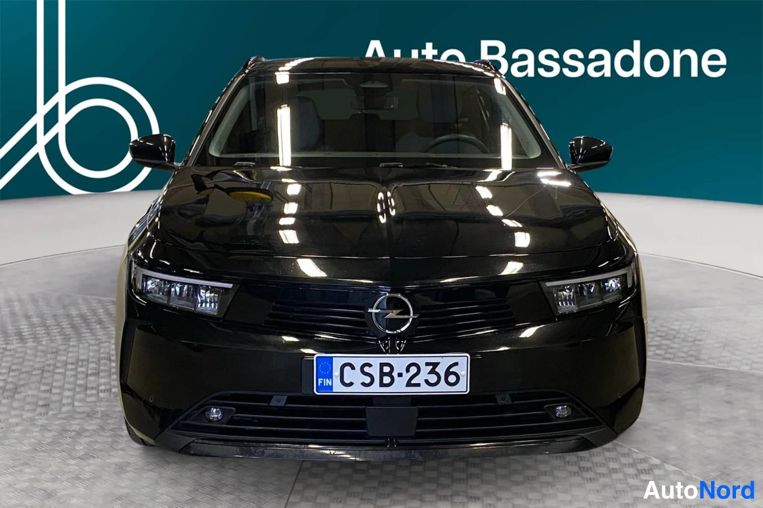 Musta Opel Astra Sports Tourer 2024, edestä, kuva 3