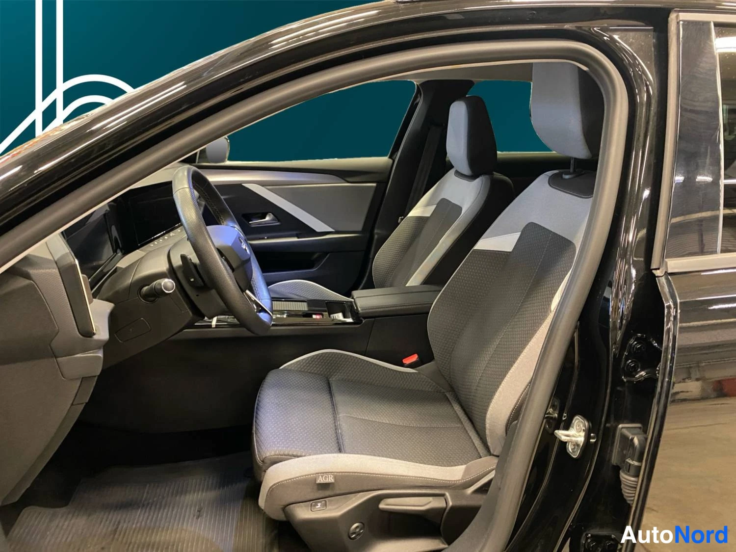 Musta Opel Astra Sports Tourer 2024, kuva 13