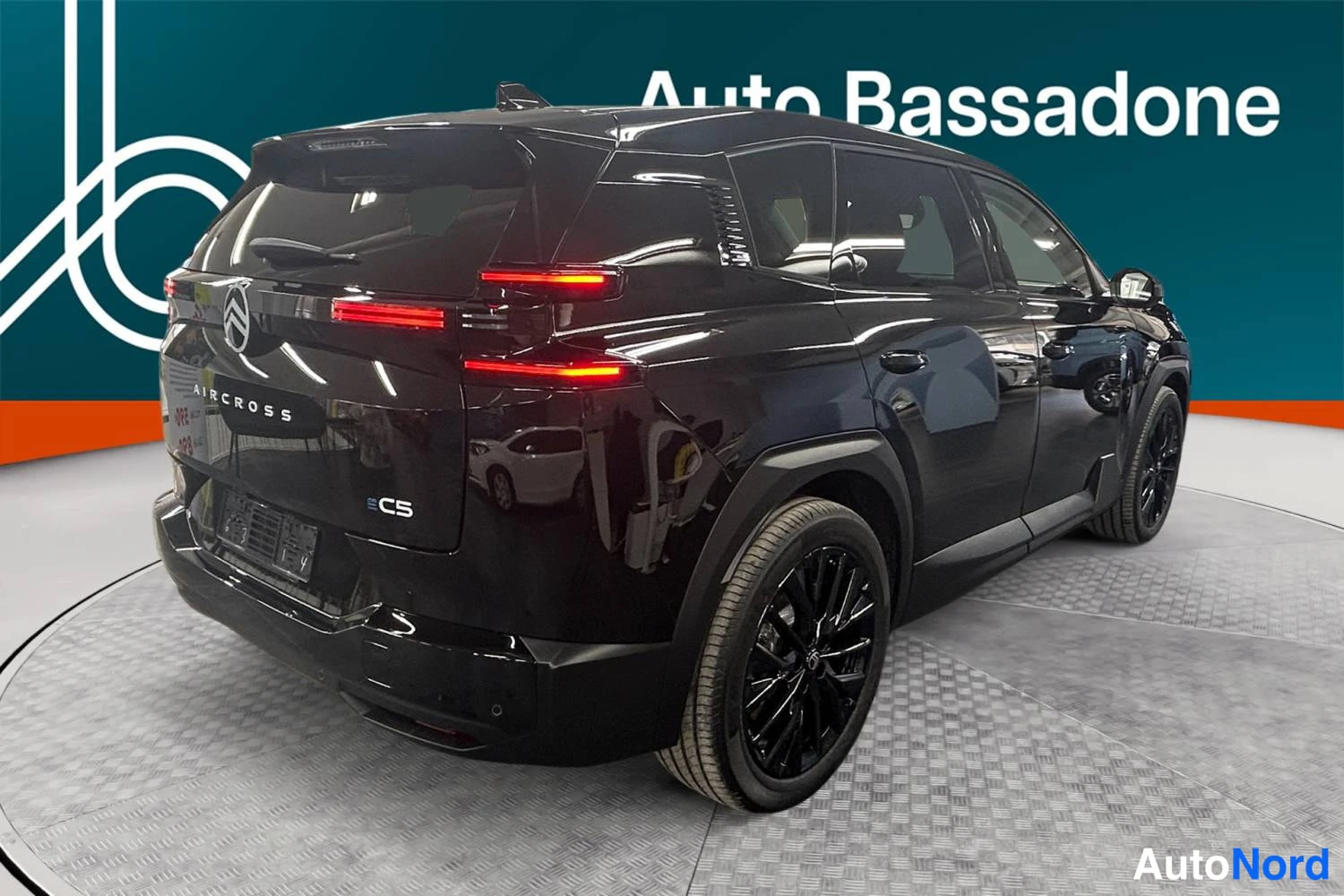 Musta Citroen c5 aircross 2026, takaviisto, kuva 6