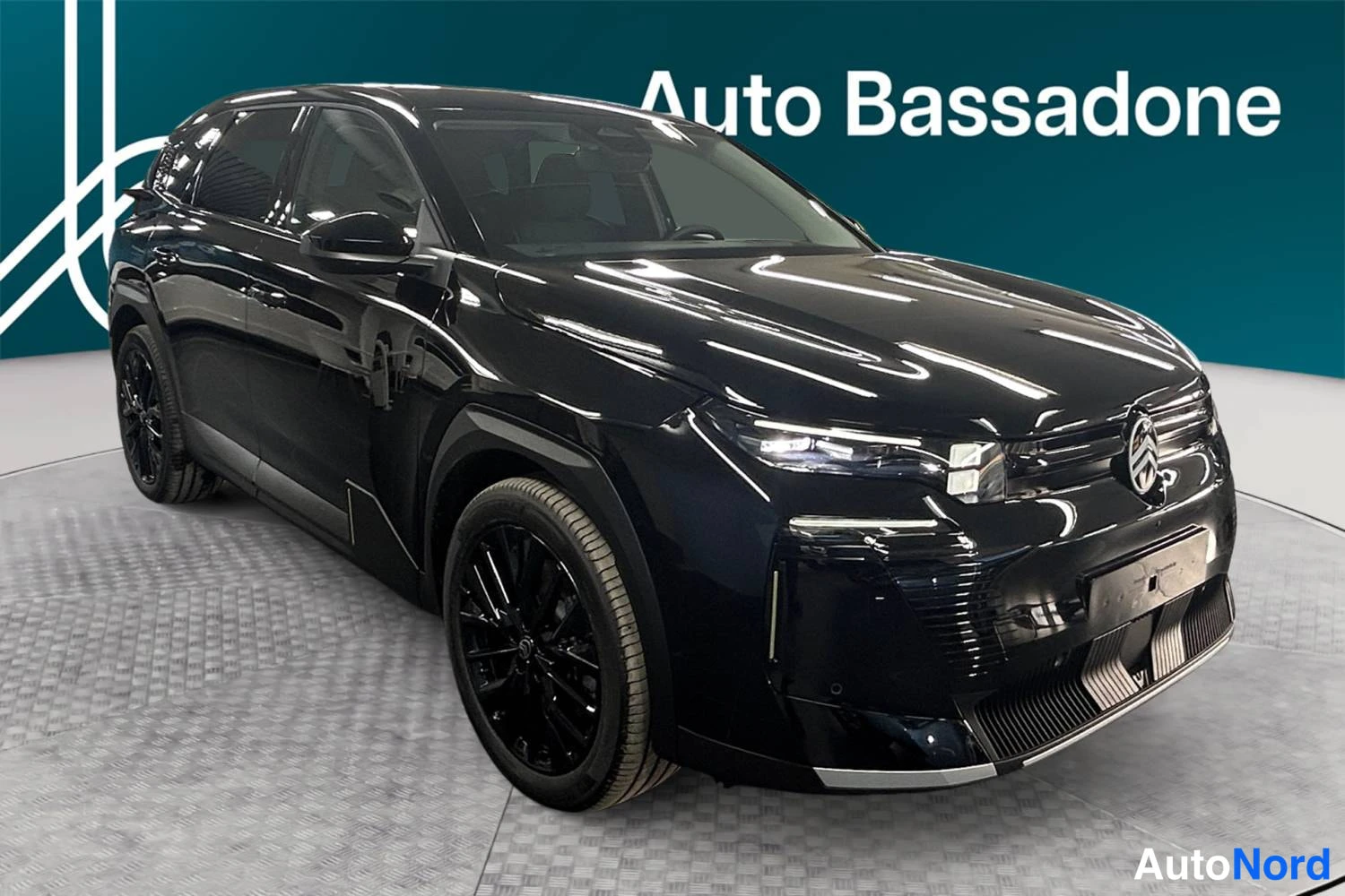 Musta Citroen c5 aircross 2026, etuviisto, keula oikealle, kuva 2