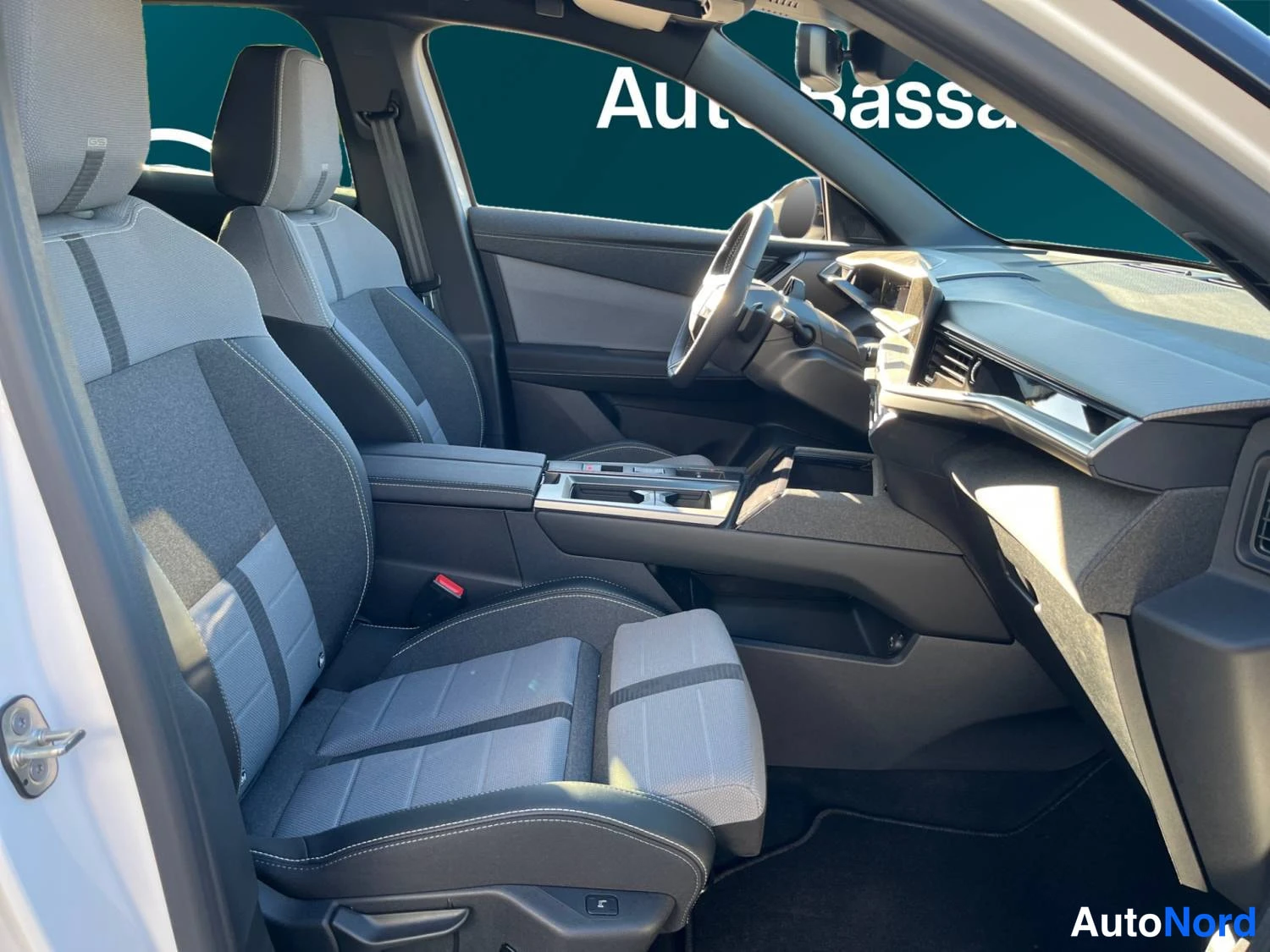 Valkoinen Opel Grandland 2026, kuva 15