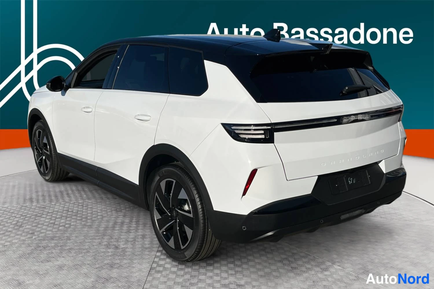 Valkoinen Opel Grandland 2026, takaviisto, kuva 7