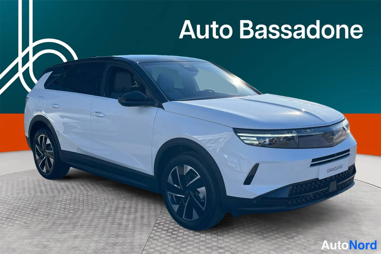 Valkoinen Opel Grandland 2026, etuviisto, keula oikealle, kuva 3