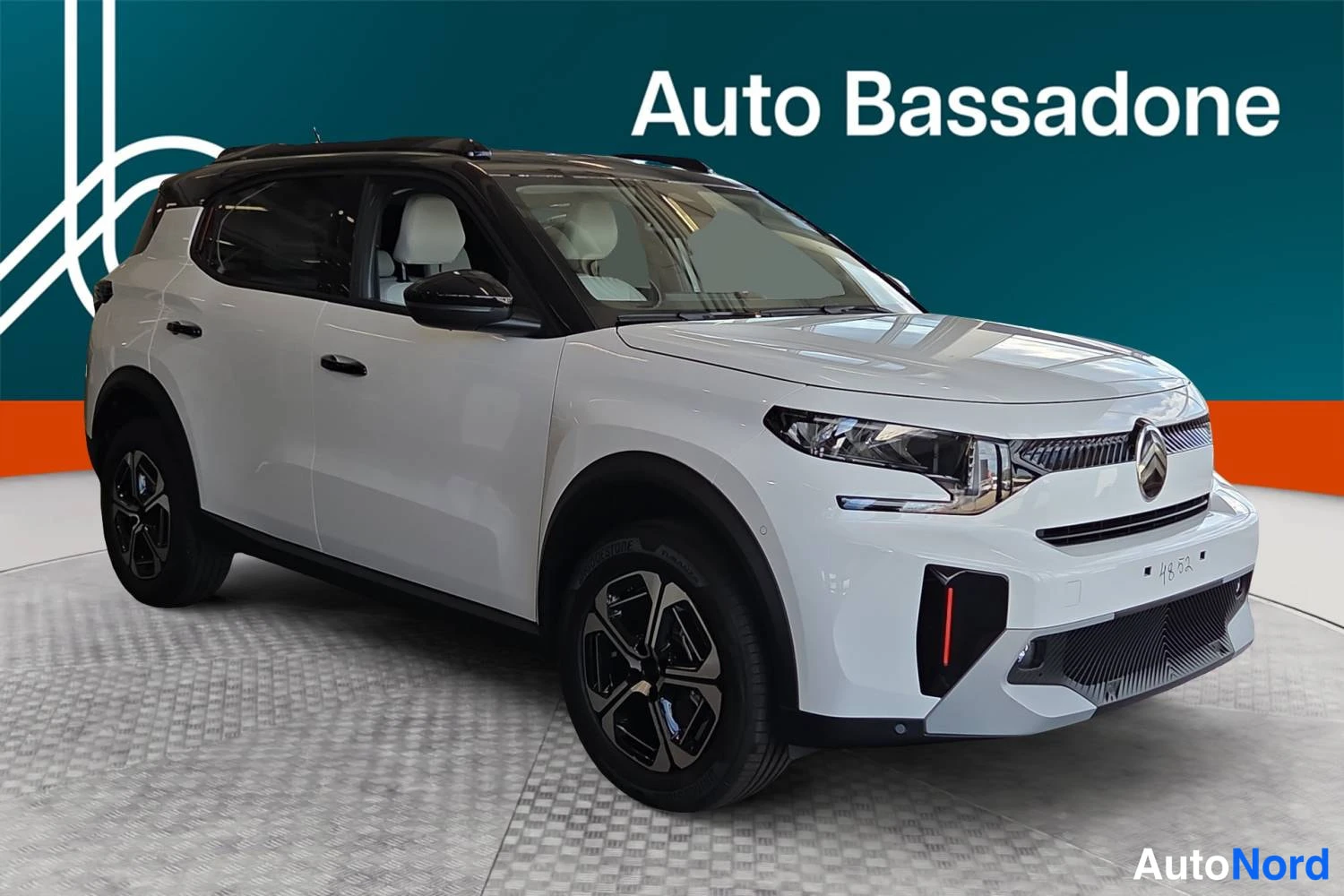 Valkoinen Citroen C3 aircross 2026, etuviisto, keula oikealle, kuva 3
