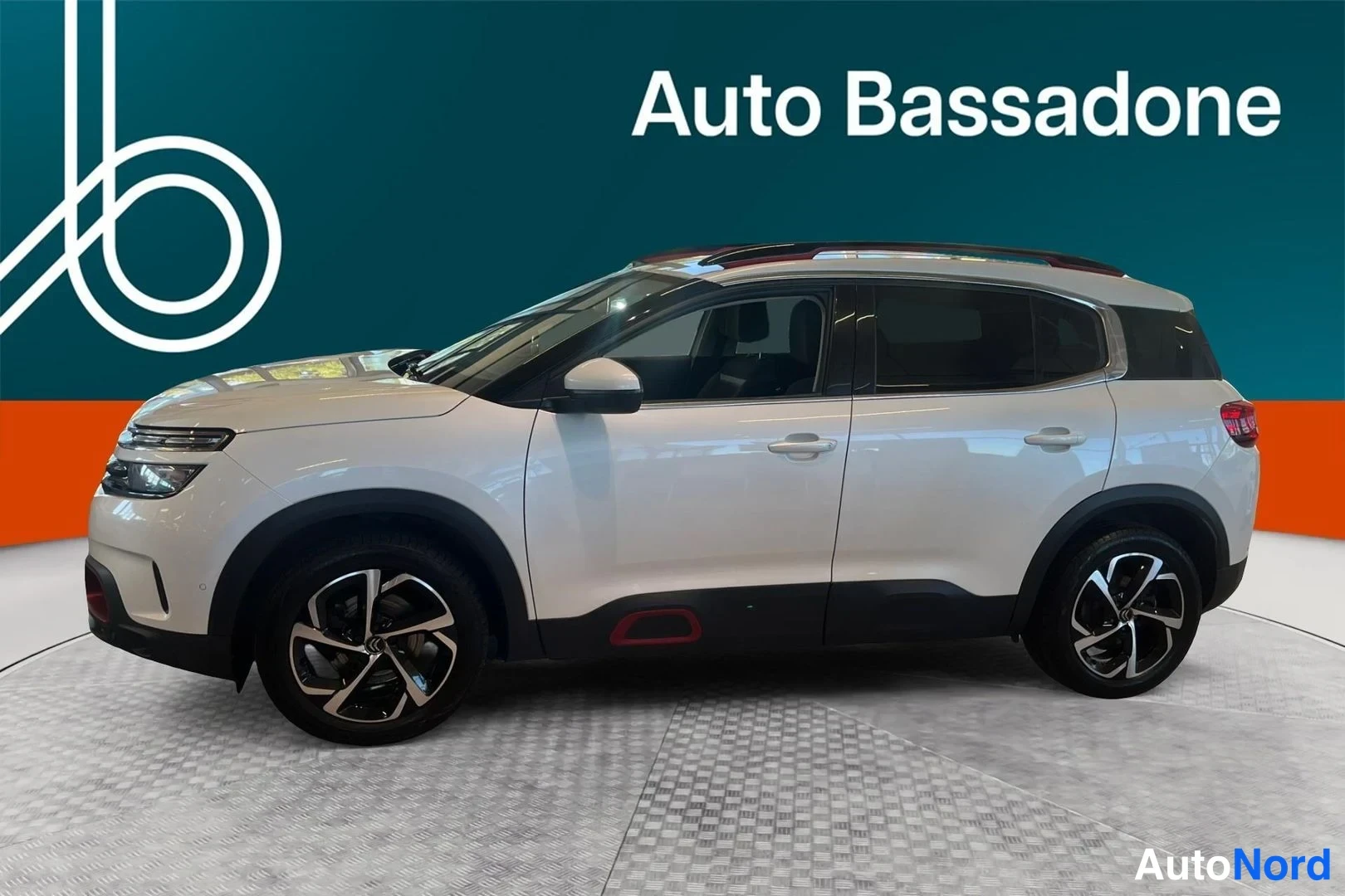 Valkoinen Citroen C5 aircross 2021, etuviisto, keula vasemmalle, kuva 2