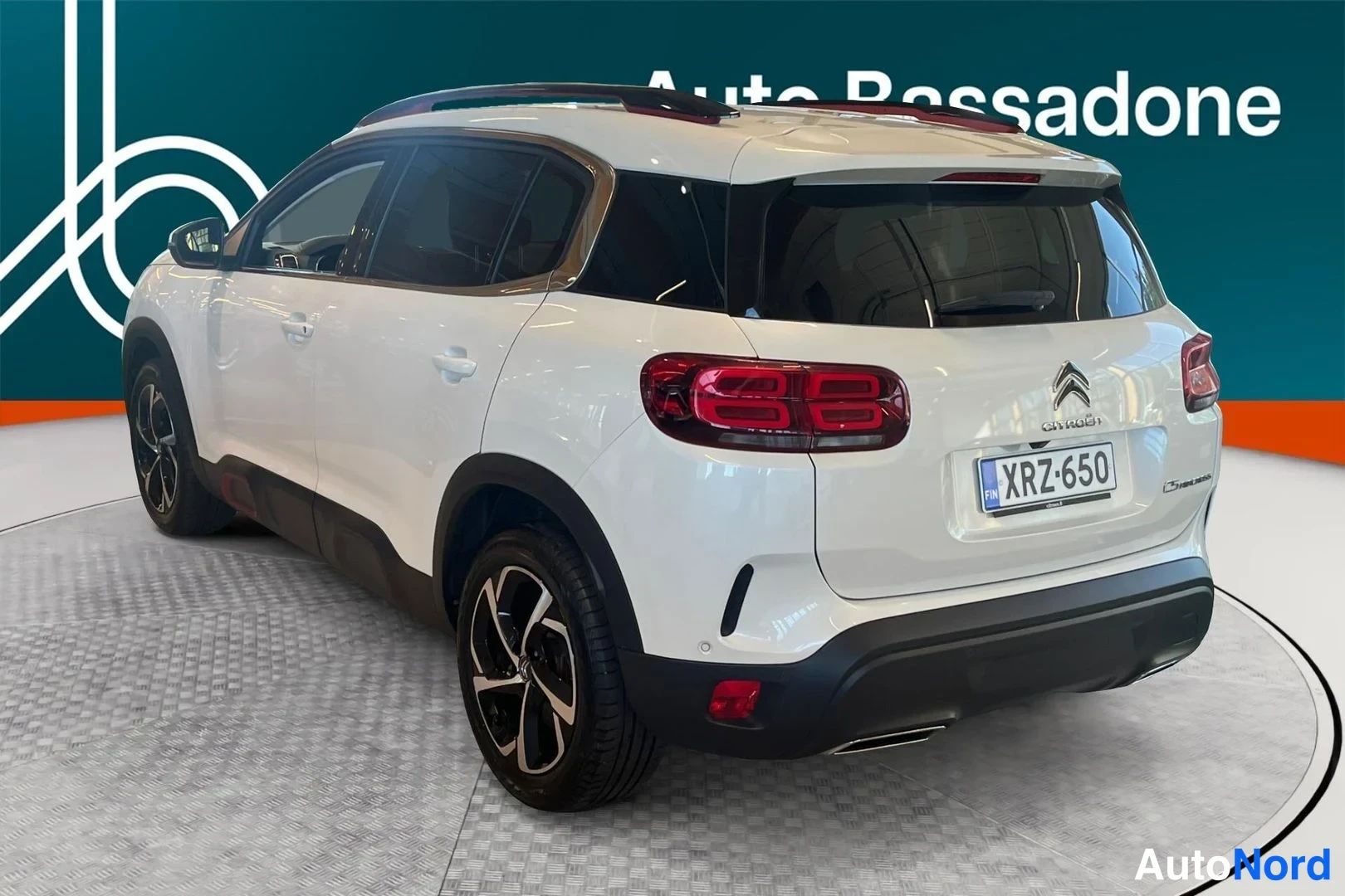 Valkoinen Citroen C5 aircross 2021, takaviisto, kuva 7