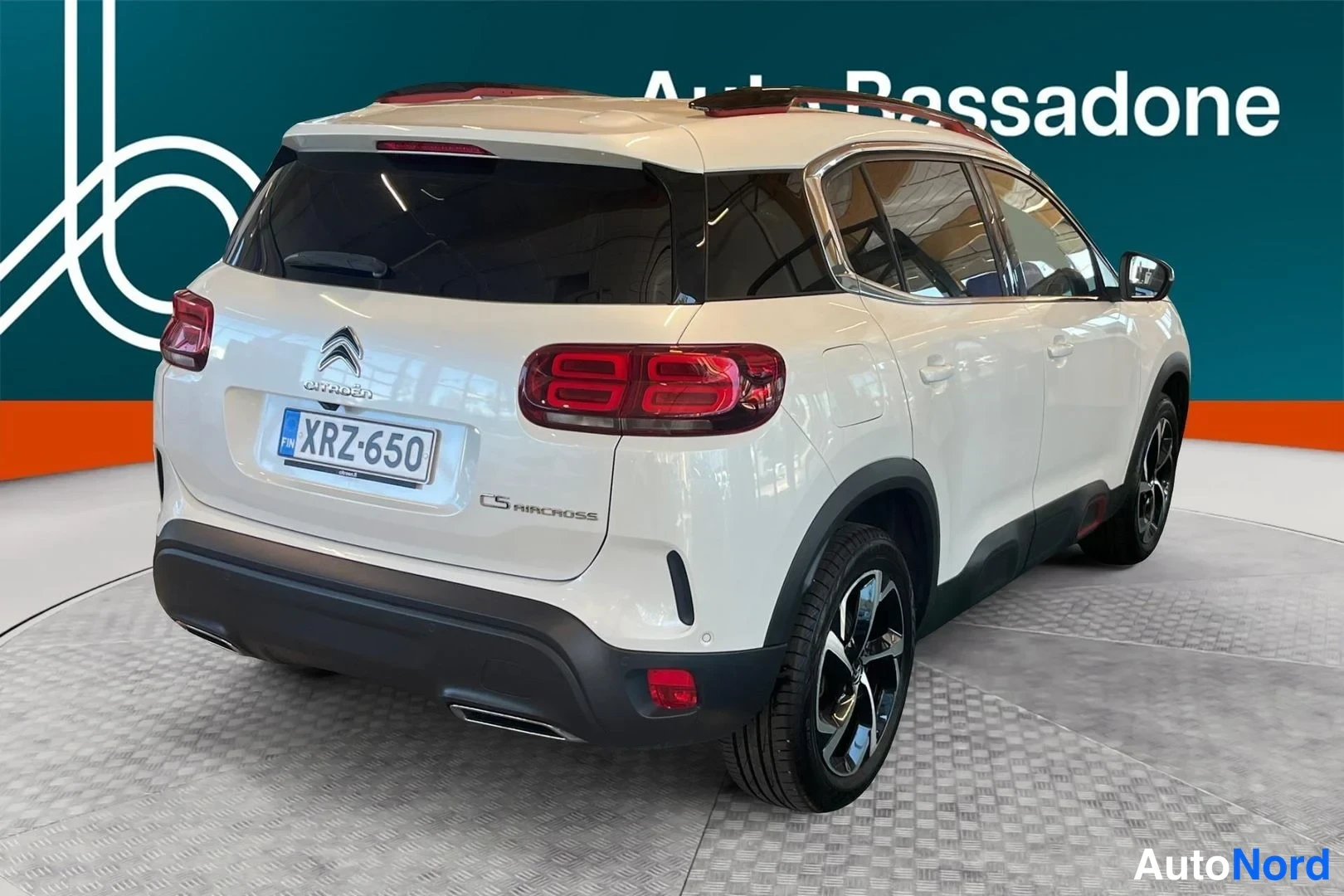 Valkoinen Citroen C5 aircross 2021, takaviisto, kuva 5