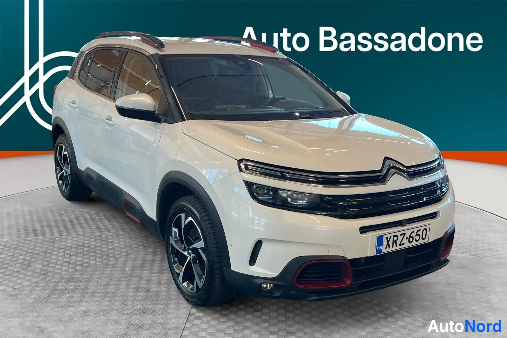 Valkoinen Citroen C5 aircross 2021, etuviisto, keula oikealle, kuva 3