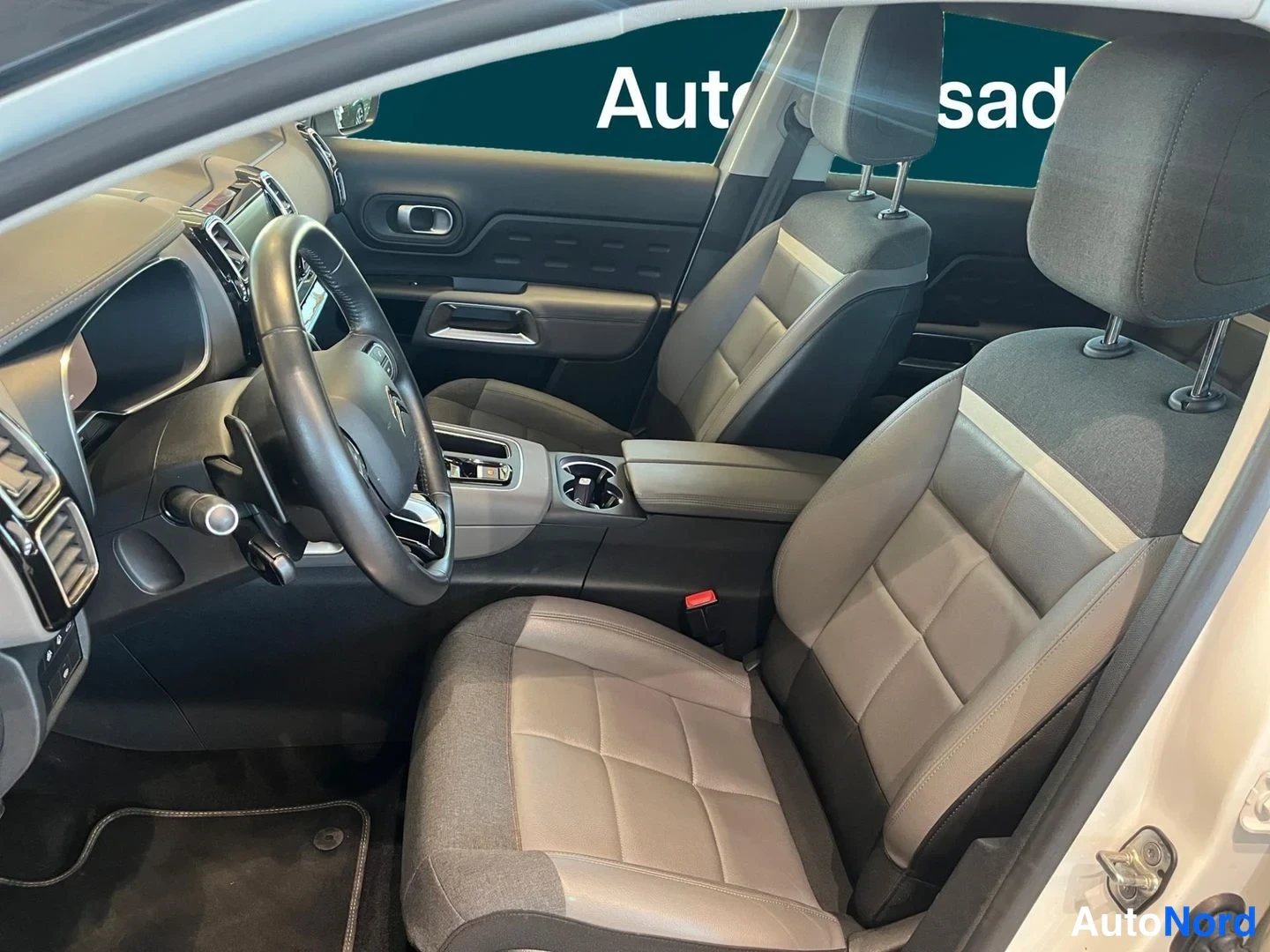 Valkoinen Citroen C5 aircross 2021, etuistuimet, kuva 13