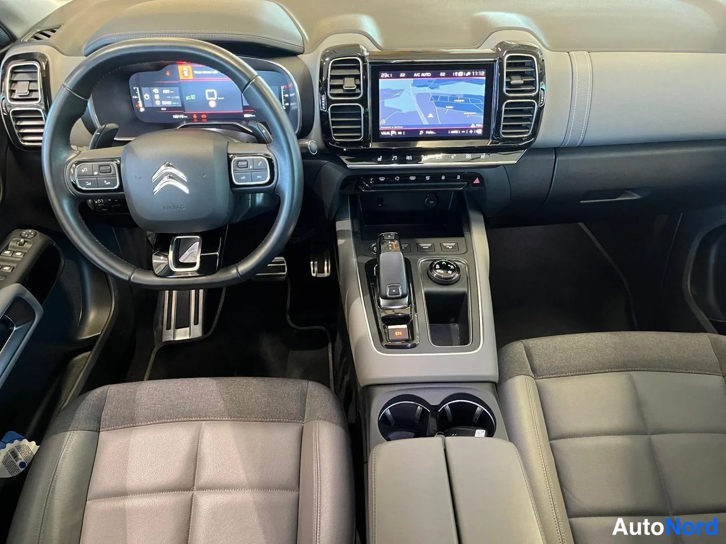 Valkoinen Citroen C5 aircross 2021, ohjaamo, kuva 9