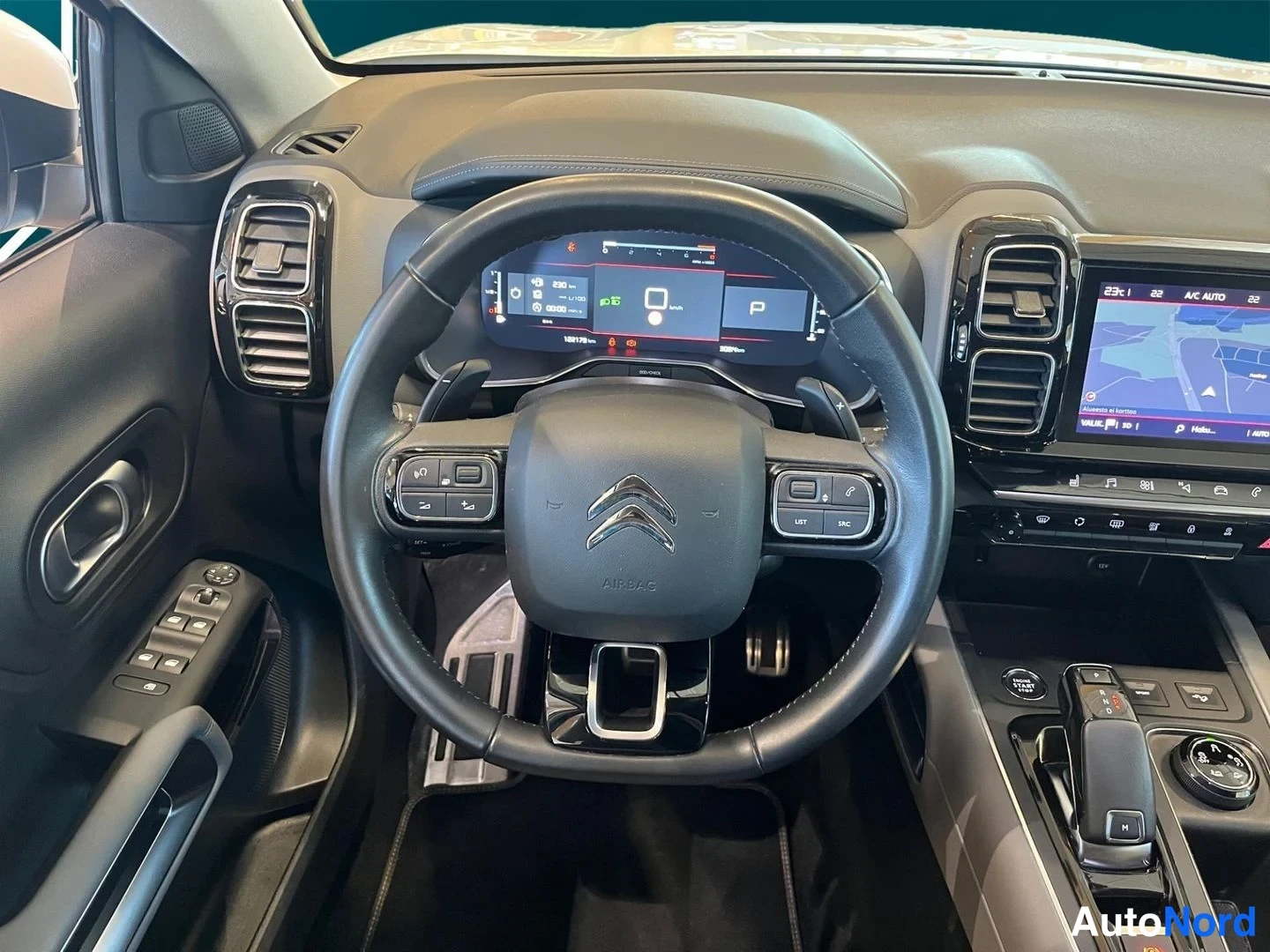 Valkoinen Citroen C5 aircross 2021, ohjaamo, kuva 10