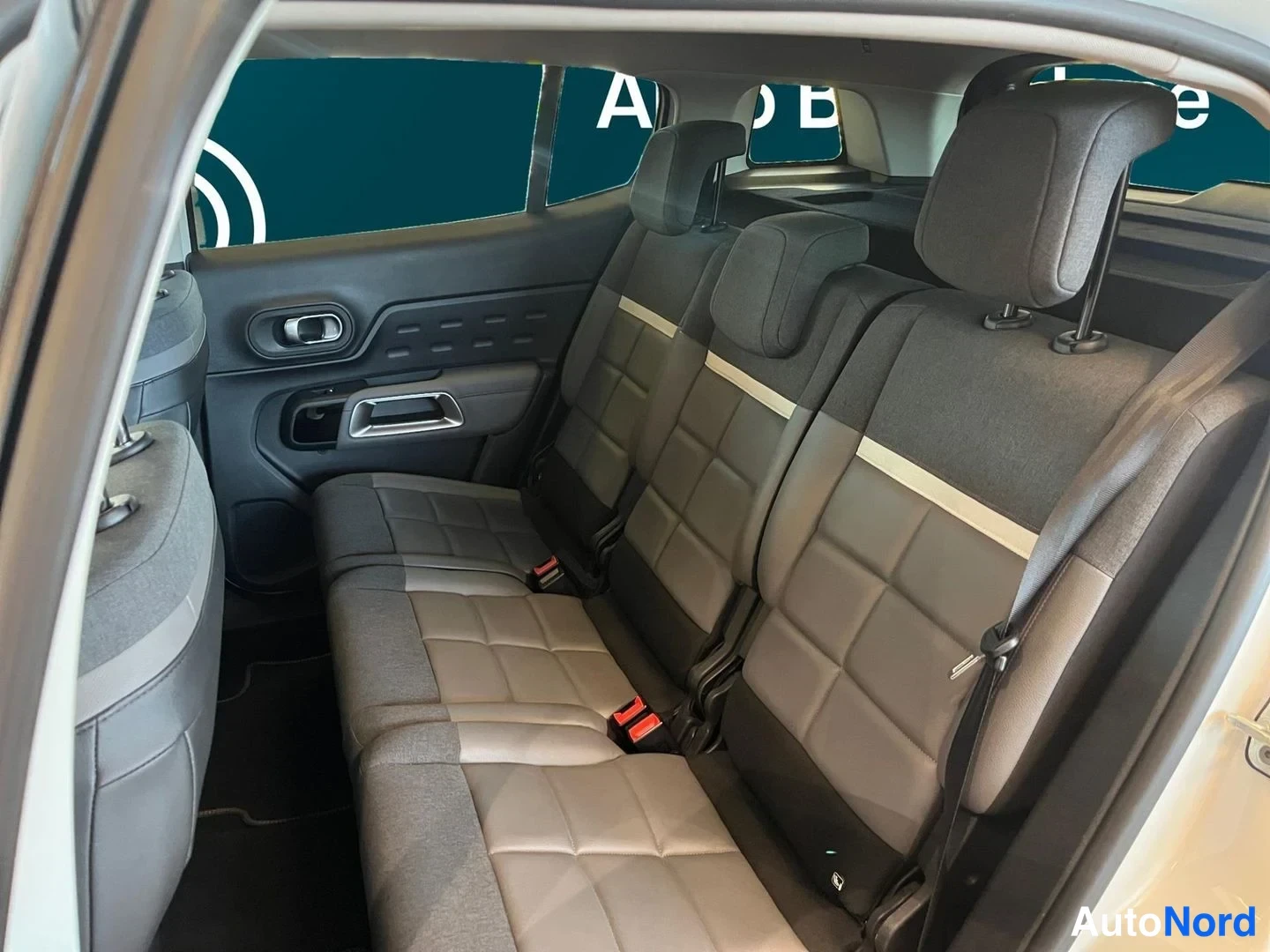 Valkoinen Citroen C5 aircross 2021, takaistuimet, kuva 14