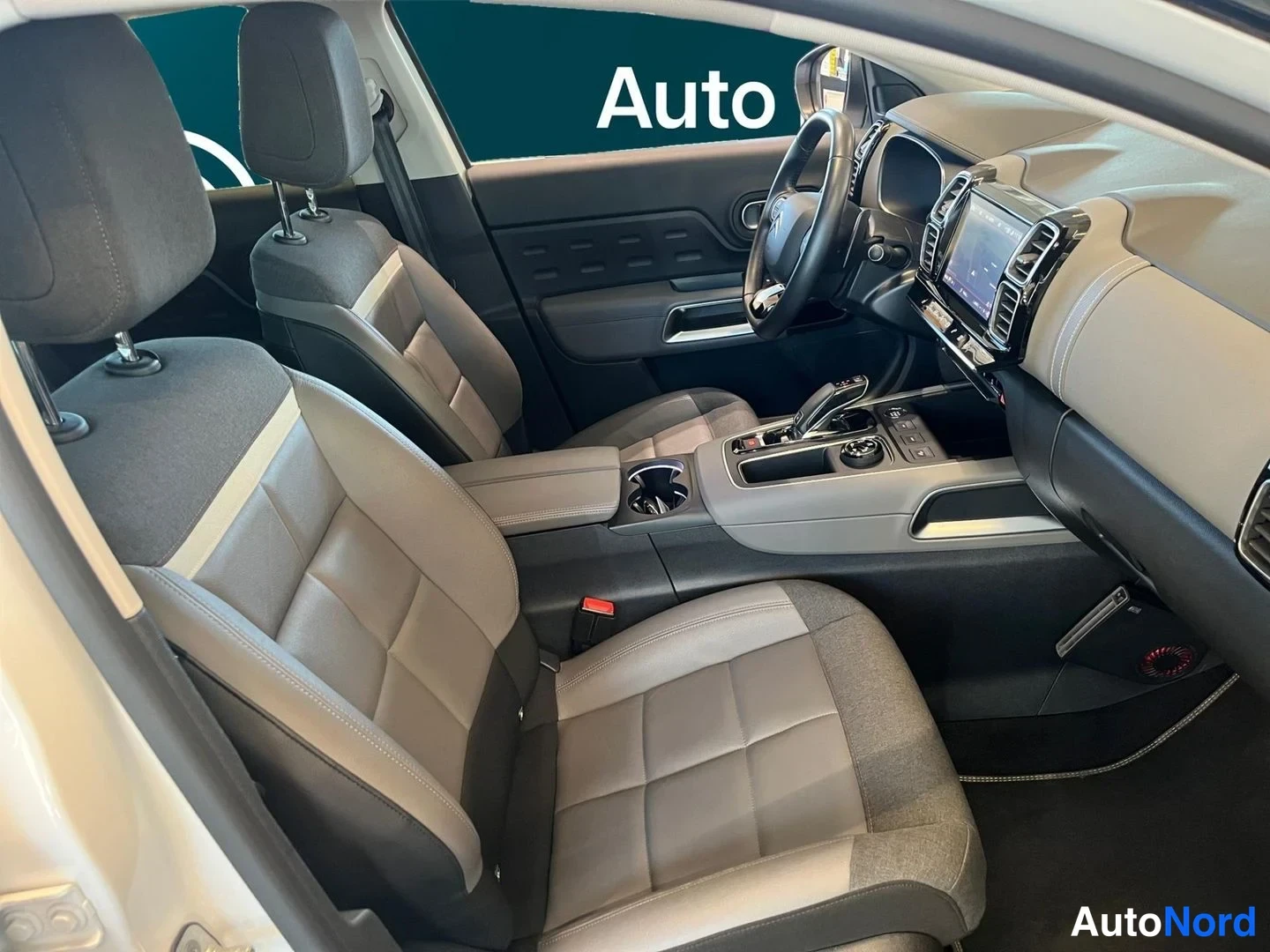Valkoinen Citroen C5 aircross 2021, ohjaamo, kuva 11