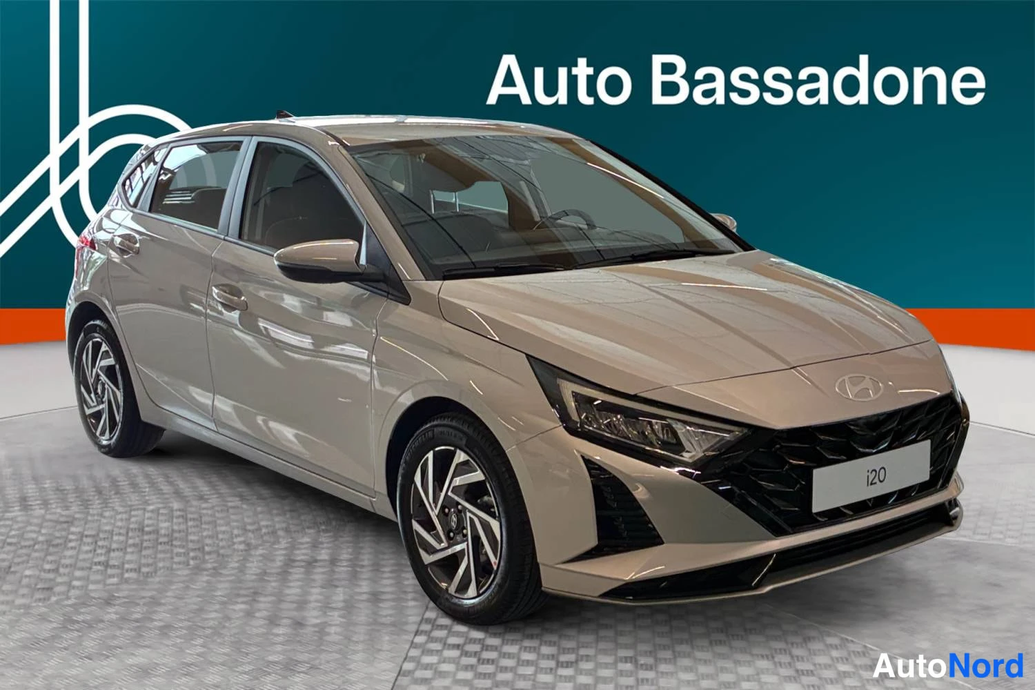 Beige Hyundai I20 2026, etuviisto, keula oikealle, kuva 2