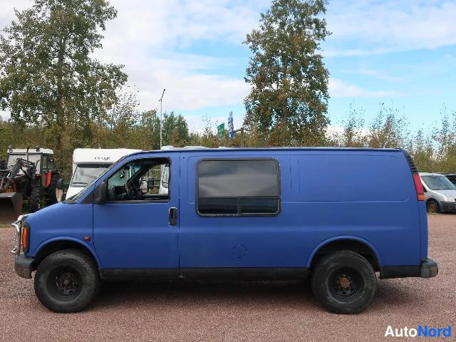 Sininen Chevrolet Chevy Van 1998, sivulta, kuva 8