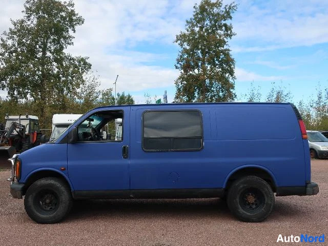 Sininen Chevrolet Chevy Van 1998, sivulta, kuva 9