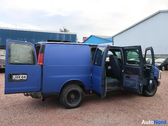 Sininen Chevrolet Chevy Van 1998, takaviisto, kuva 13