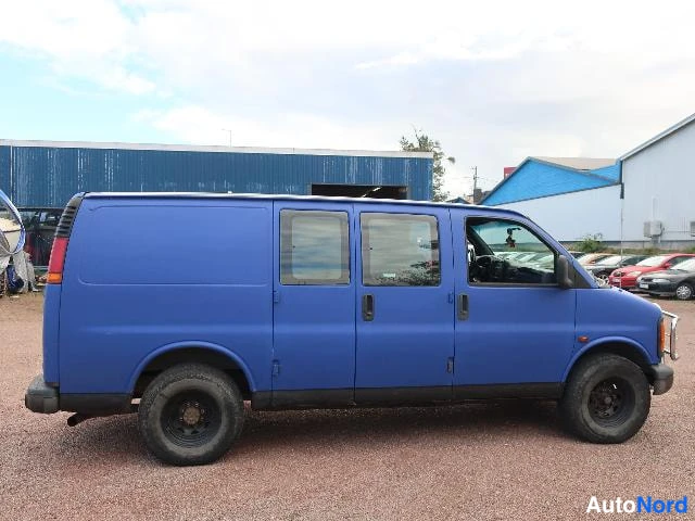 Sininen Chevrolet Chevy Van 1998, sivulta, kuva 10