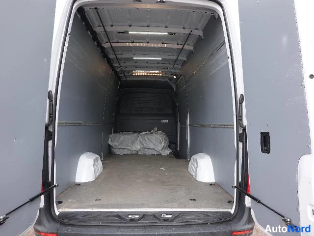 Valkoinen Mercedes-Benz Sprinter 2020, takaa, kuva 17