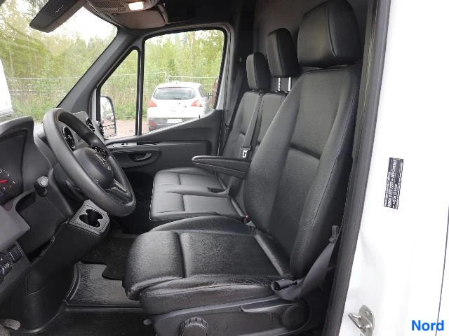 Valkoinen Mercedes-Benz Sprinter 2020, etuistuimet, kuva 19