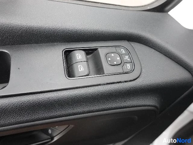 Valkoinen Mercedes-Benz Sprinter 2020, yksityiskohta, kuva 23