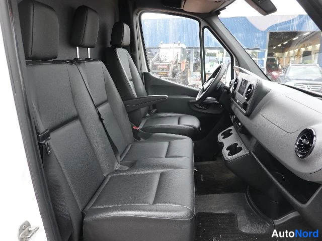 Valkoinen Mercedes-Benz Sprinter 2020, etuistuimet, kuva 20