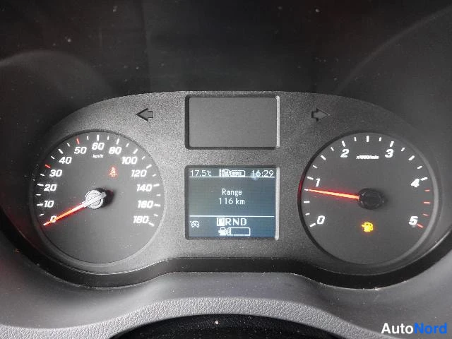 Valkoinen Mercedes-Benz Sprinter 2020, yksityiskohta, kuva 27